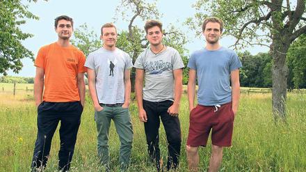 Zufrieden und erfolgreich. Die Halbbrüder Helge und Andreas und die Brüder Semjon und Juri (v. l.) sind nur kurz zur Schule gegangen. Die Eltern meinten, ohne kämen sie besser voran. Die Freilerner leben heute gemeinsam in Brandenburg.