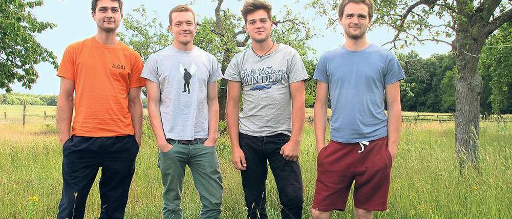 Zufrieden und erfolgreich. Die Halbbrüder Helge und Andreas und die Brüder Semjon und Juri (v. l.) sind nur kurz zur Schule gegangen. Die Eltern meinten, ohne kämen sie besser voran. Die Freilerner leben heute gemeinsam in Brandenburg.