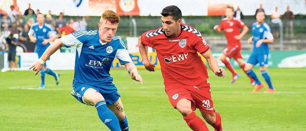 Er hat es versucht. Ugurtan Cepni (r.) bemühte sich um einige Offensivaktionen im Spiel des SV Babelsberg gegen Wacker Nordhausen, jedoch ohne Erfolg. Mehr Glück hatte Gegenspieler Maik Georgi, seine Hereingabe führte zum 1:0-Siegtreffer.