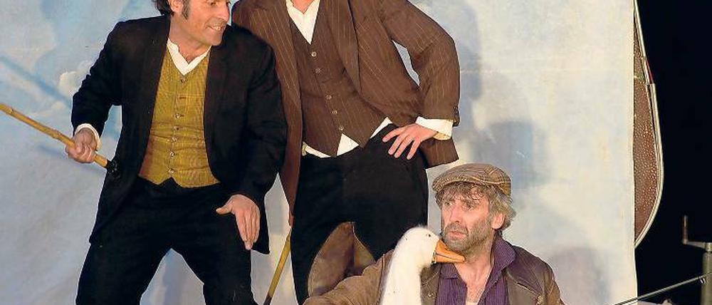 Falsche Ratgeber. Hans (Rob Wyn Jones, rechts) hört auf die Menschen, die es eben nicht gut mit ihm meinen (Richard Henschel, David Johnston).