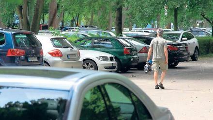 Kein Platz. Wer mit dem Auto zum Waldbad Templin fährt, hat kaum Chancen auf einen regulären Parkplatz. Das Ordnungsamt will künftig noch öfter kontrollieren. Nicht allen Badegästen gefällt das.