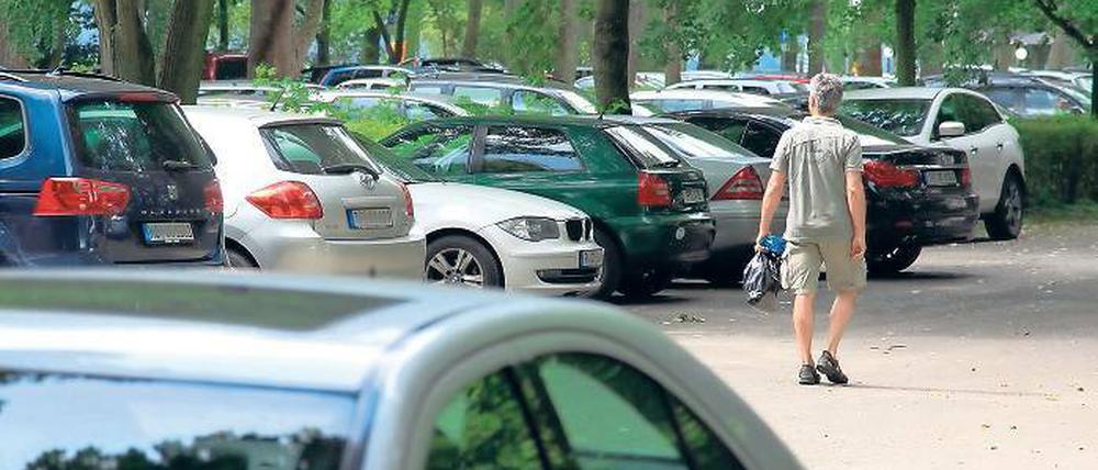 Kein Platz. Wer mit dem Auto zum Waldbad Templin fährt, hat kaum Chancen auf einen regulären Parkplatz. Das Ordnungsamt will künftig noch öfter kontrollieren. Nicht allen Badegästen gefällt das.