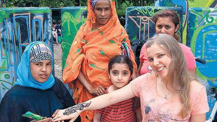 Geschmückt. Amina aus Somalia (l.) bemalte die Gäste des Sommerfestes auf der „Platte“ in Potsdam-West mit Henna-Tattoos.
