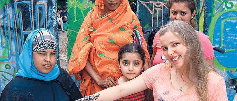 Geschmückt. Amina aus Somalia (l.) bemalte die Gäste des Sommerfestes auf der „Platte“ in Potsdam-West mit Henna-Tattoos.