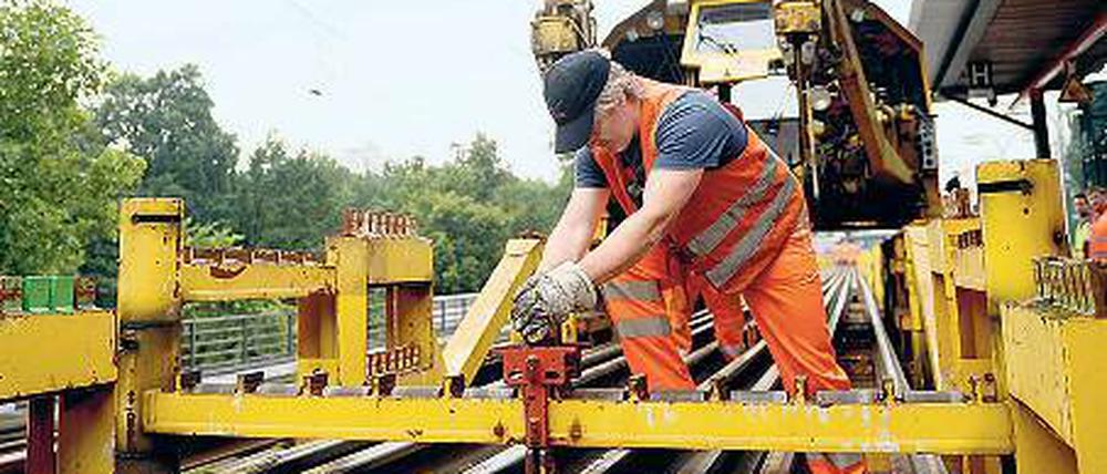 Schraub mal wieder. Obwohl zusätzlich 20 000 Dübel ausgetauscht werden müssen, sind die Arbeiter im Plan.