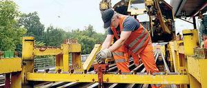 Schraub mal wieder. Obwohl zusätzlich 20 000 Dübel ausgetauscht werden müssen, sind die Arbeiter im Plan.