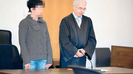 Mit Fassung. Mit einer Strafe auf Bewährung könne die Mutter, die im vergangenen Oktober in Glindow ihr Baby erstickte, nicht rechnen. Das hätte eine Signalwirkung gehabt, sagte der Vorsitzende Richter Frank Tiemann am Donnerstag.