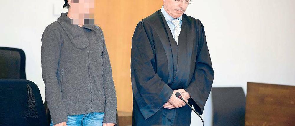 Mit Fassung. Mit einer Strafe auf Bewährung könne die Mutter, die im vergangenen Oktober in Glindow ihr Baby erstickte, nicht rechnen. Das hätte eine Signalwirkung gehabt, sagte der Vorsitzende Richter Frank Tiemann am Donnerstag.