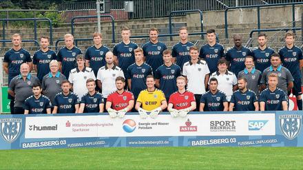 Das ist die neue Regionalliga-Mannschaft des SV Babelsberg 03: Hintere Reihe (v.l.n.r.): Jonas Schmidt, Christopher Blazynski, Severin Mihm, Julian Prochnow, Jakub Petrik, Christian Schönwälder, Lucas Albrecht, Jean-Marc Soine, Rafael Makangu, Maximilian Zimmer, Leon Hellwig; Mittlere Reihe (v.l.n.r.): Mannschaftsbetreuer Detlef „Arminia“ Bielefeld, Mannschaftsbetreuer Matthias May, Mannschaftsleiter Marcus „Pepe“ Petsch, Physiotherapeut Sven Kuhlbrodt, Henrik Müller, Laurin von Piechowski, Torwarttrainer Matthias Boron, Co-Trainer Enrico Große, sportlicher Leiter Almedin Civa, Cheftrainer Cem Efe;Vordere Reihe (v.l.n.r.): Enes Uzun, Lovro Sindik, Miroslav Hecko, Marco Flügel, Marvin Gladrow, Dominic Feber, Ugurtan Cepni, Bilal Cubukcu, Oliver Traeder.