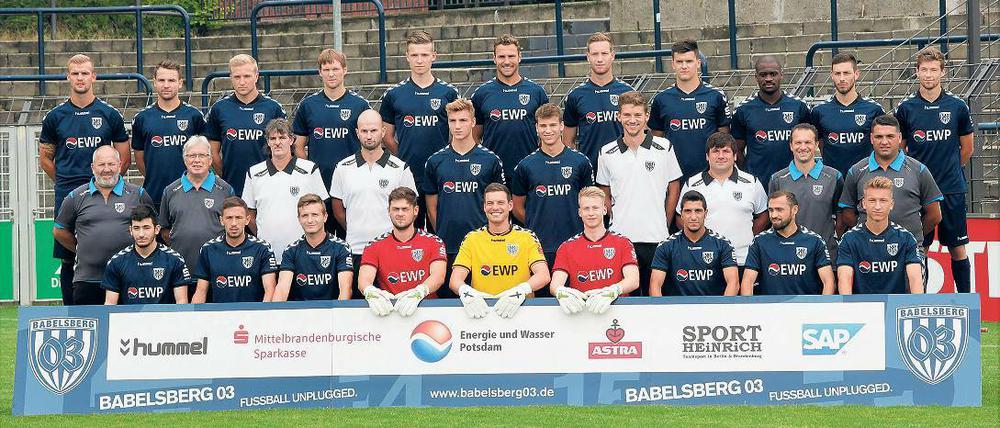 Das ist die neue Regionalliga-Mannschaft des SV Babelsberg 03: Hintere Reihe (v.l.n.r.): Jonas Schmidt, Christopher Blazynski, Severin Mihm, Julian Prochnow, Jakub Petrik, Christian Schönwälder, Lucas Albrecht, Jean-Marc Soine, Rafael Makangu, Maximilian Zimmer, Leon Hellwig; Mittlere Reihe (v.l.n.r.): Mannschaftsbetreuer Detlef „Arminia“ Bielefeld, Mannschaftsbetreuer Matthias May, Mannschaftsleiter Marcus „Pepe“ Petsch, Physiotherapeut Sven Kuhlbrodt, Henrik Müller, Laurin von Piechowski, Torwarttrainer Matthias Boron, Co-Trainer Enrico Große, sportlicher Leiter Almedin Civa, Cheftrainer Cem Efe;Vordere Reihe (v.l.n.r.): Enes Uzun, Lovro Sindik, Miroslav Hecko, Marco Flügel, Marvin Gladrow, Dominic Feber, Ugurtan Cepni, Bilal Cubukcu, Oliver Traeder.