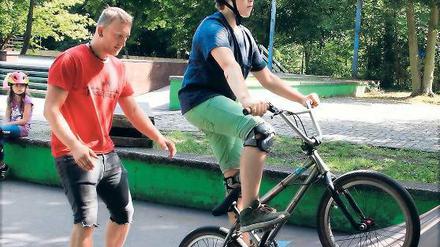 Training an der Quarter-Pipe. Trainer Daniel Jahnke (links) gibt bei dieser Einzelübung Hilfestellung. Denn hinauf geht es noch recht einfach – das Rückwärtsfahren indes ist kniffelig. 20 Kinder nehmen in dieser Woche an einem BMX-Kurs im Lindenpark teil.