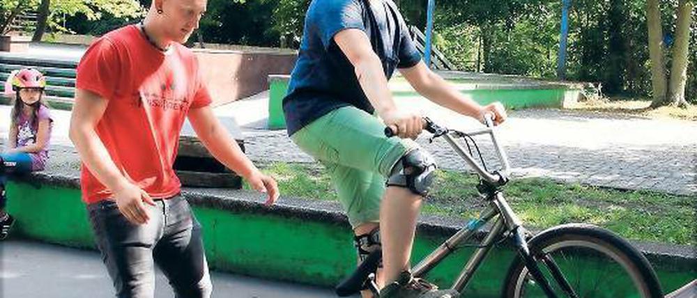 Training an der Quarter-Pipe. Trainer Daniel Jahnke (links) gibt bei dieser Einzelübung Hilfestellung. Denn hinauf geht es noch recht einfach – das Rückwärtsfahren indes ist kniffelig. 20 Kinder nehmen in dieser Woche an einem BMX-Kurs im Lindenpark teil.