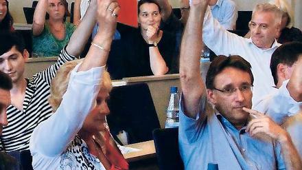 Entscheidung. Die SPD-Stadtverordneten, vorn Anke Michalske-Acioglu und Pete Heuer, enthalten sich.