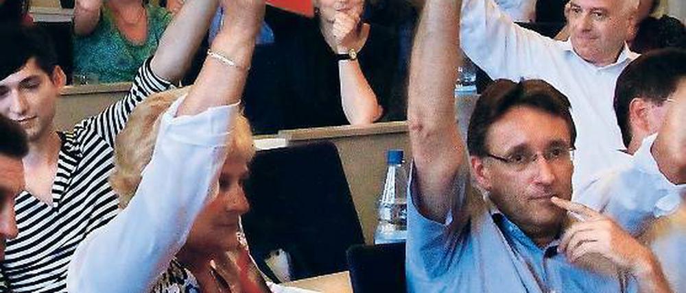 Entscheidung. Die SPD-Stadtverordneten, vorn Anke Michalske-Acioglu und Pete Heuer, enthalten sich.
