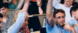 Entscheidung. Die SPD-Stadtverordneten, vorn Anke Michalske-Acioglu und Pete Heuer, enthalten sich.