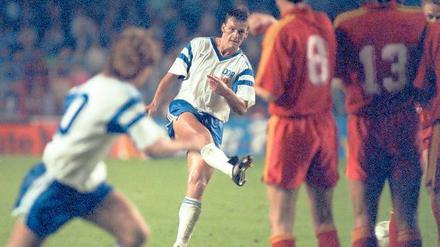 Es war der letzte Schuss. Abwehrspieler Andreas Wagenhaus bei einem Freistoß im letzten Spiel der DDR-Fußballnationalmannschaft. Sie gewann gegen Belgien im Brüsseler Constant-Vandenstock-Stadion mit 2:0.