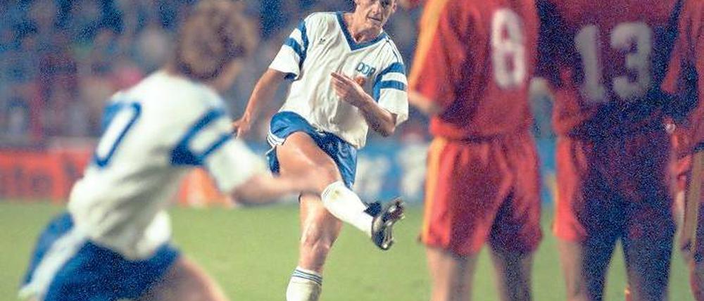 Es war der letzte Schuss. Abwehrspieler Andreas Wagenhaus bei einem Freistoß im letzten Spiel der DDR-Fußballnationalmannschaft. Sie gewann gegen Belgien im Brüsseler Constant-Vandenstock-Stadion mit 2:0.
