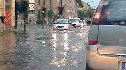 Land unter: Die Zeppelinstraße am Dienstagnachmittag.