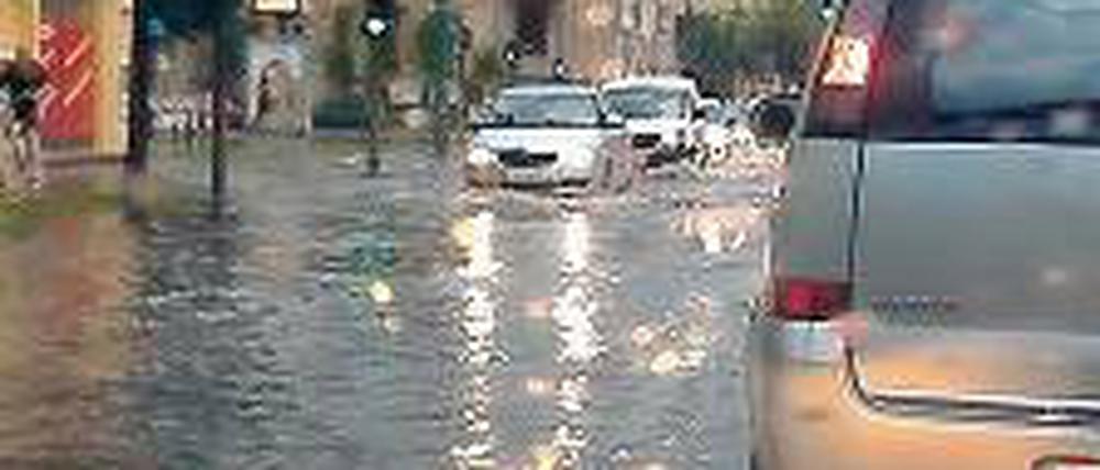 Land unter: Die Zeppelinstraße am Dienstagnachmittag.