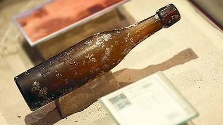 Die Flasche bleibt drinnen. Das Gezerre um den Fund des Fischers Konrad Fischer hat nun ein Ende. Die wohl älteste Flaschenpost der Welt bleibt im Museum in Hamburg und wird nicht versteigert.