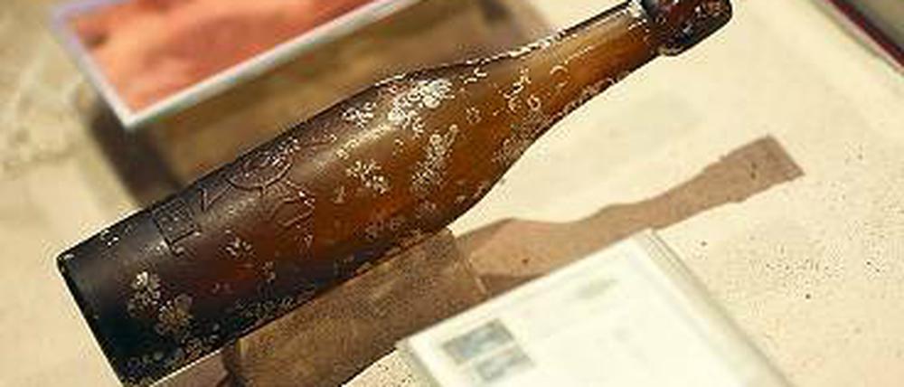 Die Flasche bleibt drinnen. Das Gezerre um den Fund des Fischers Konrad Fischer hat nun ein Ende. Die wohl älteste Flaschenpost der Welt bleibt im Museum in Hamburg und wird nicht versteigert.
