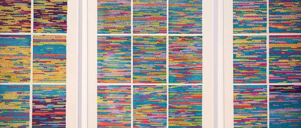Ich und die anderen. Hunderte und Aberhunderte winziger kleiner Namen – mal blau, mal gelb, mal grün und mal pink markiert – bilden die Arbeit „Selbstporträt“ der Fluxus-Künstlerin. Die 1944 in England geborene Ann Noël lebt heute in Berlin.