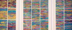 Ich und die anderen. Hunderte und Aberhunderte winziger kleiner Namen – mal blau, mal gelb, mal grün und mal pink markiert – bilden die Arbeit „Selbstporträt“ der Fluxus-Künstlerin. Die 1944 in England geborene Ann Noël lebt heute in Berlin.