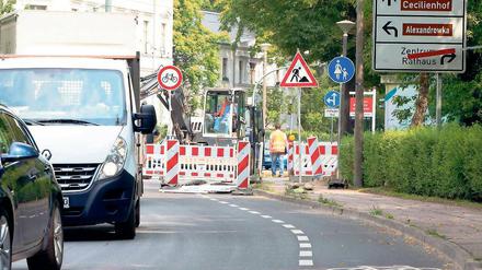 Bitte warten. Zahlreiche Baustellen sorgen seit Montag auf Potsdams Straßen für Staus mit langen Wartezeiten.