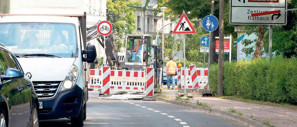 Bitte warten. Zahlreiche Baustellen sorgen seit Montag auf Potsdams Straßen für Staus mit langen Wartezeiten.