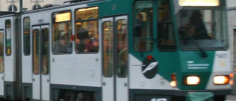 Potsdamer Straßenbahn am Platz der Einheit.