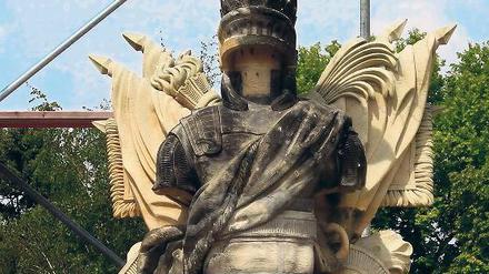 Hell und dunkel. Die Berliner Bildhauer, die die Skulptur sanierten, ließen bewusst die Übergänge zwischen der dunklen, noch vorhandenen Substanz und dem hellen, neuen Material erkennen. Das Original entstand um 1700 nach französischem Vorbild.