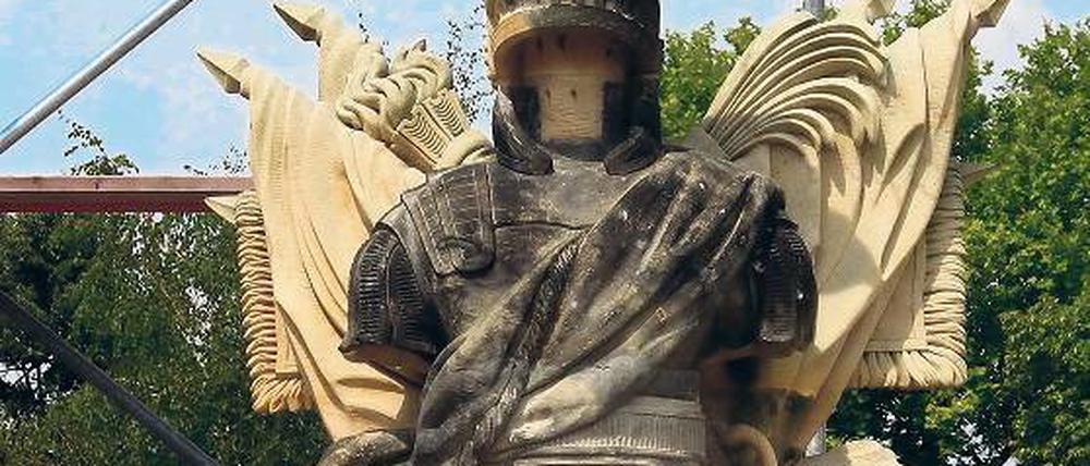 Hell und dunkel. Die Berliner Bildhauer, die die Skulptur sanierten, ließen bewusst die Übergänge zwischen der dunklen, noch vorhandenen Substanz und dem hellen, neuen Material erkennen. Das Original entstand um 1700 nach französischem Vorbild.