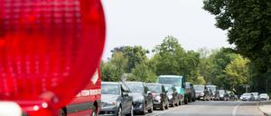 Rote Karte für die Stadt: Die Wirtschaft ist von den ewigen Staus genau so genervt wie die Bürger.