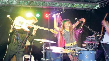 Haare und Rock’n’Roll. Die Sängerin von King Kreole sprühte von Energie.