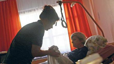Heimweh. Spanische Pflegekräfte fühlen sich unterfordert und wollen zurück in die Heimat. Doch sie müssen bis zu 10 000 Euro Strafe zahlen, wenn sie ihre über drei Jahre laufenden Verträge vorzeitig kündigen. Das können sich nur die wenigsten leisten.