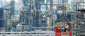 Schwarzes Gold aus Sibirien. Die PCK-Raffinerie in Schwedt (Uckermark) verarbeitet hauptsächlich Rohöl aus Russland. Die Versorgungslage sei nach wie vor gut, heißt es aus dem Unternehmen. Wegen der Rohöllieferung nach Schwedt ist Russland der wichtigste Importeur für Brandenburg. Exportiert wird nach Russland vergleichsweise wenig.