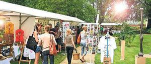 Stöbern im Garten. Mitten im Grün der Villa Schöningen gibt’s Design.