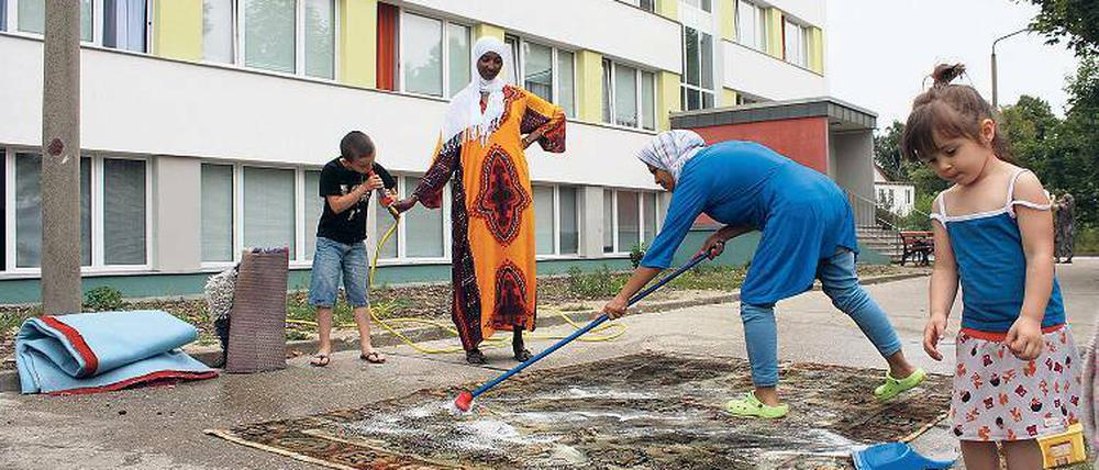 Waschen statt saugen. Auf dem grauen Betonhof im Teltower Flüchtlingswohnheim an der Potsdamer Straße reinigen regelmäßig Frauen aus dem Tschad oder Afghanistan ihre Teppiche. Selbst wenn sich die Flüchtlinge kaum verstehen, herrscht große Hilfsbereitschaft.