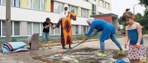 Waschen statt saugen. Auf dem grauen Betonhof im Teltower Flüchtlingswohnheim an der Potsdamer Straße reinigen regelmäßig Frauen aus dem Tschad oder Afghanistan ihre Teppiche. Selbst wenn sich die Flüchtlinge kaum verstehen, herrscht große Hilfsbereitschaft.