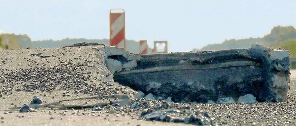 Großes Loch, großer Stau. Die Autobahn zwischen Berlin und Magdeburg war zeitweise voll gesperrt. Als dann auch noch auf der Umleitungsstrecke ein Lastwagen liegen blieb, bildete sich ein 18 Kilometer langer Stau.