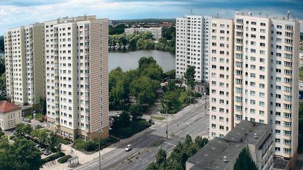 Voll vermietet. Der Leerstand in Potsdam, hier ein Blick auf die Hochhäuser an der Havelbucht, liegt bei unter zwei Prozent – eine Wohnung zu finden ist also gar nicht so einfach. Und immer teurer wird es auch, wie der aktuelle Mietspiegel zeigt.