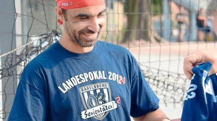 „Hassan“ freut sich über die Trikots, in denen der SV Babelsberg eigentlich seinen Landespokalerfolg feiern wollte. Nun tragen die Spieler des Refugee-Teams die Shirts.