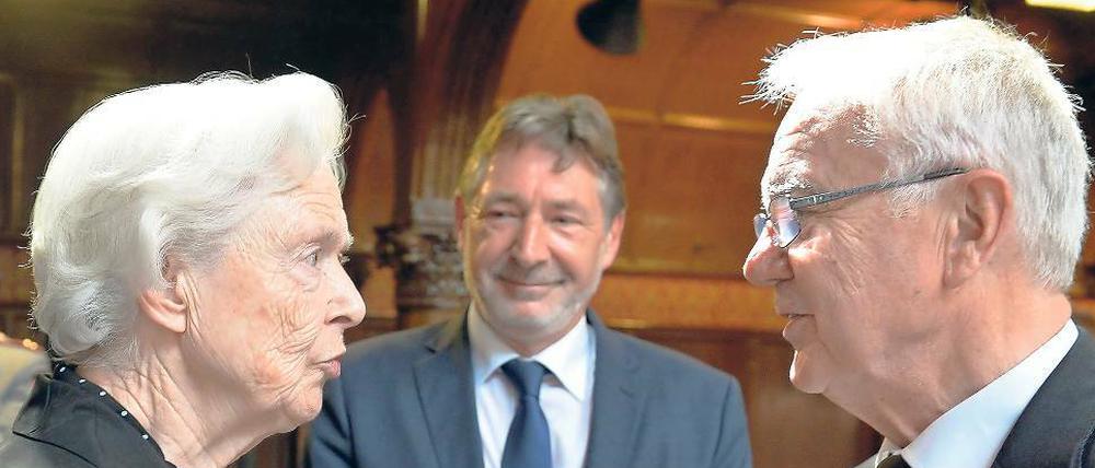 Begegnung in Bornstedt. Tresckows Tochter mit Stolpe (r.) und Jakobs.