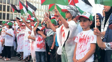 Düstere Symbolik. Blutig rot sahen die Hemden aus, in denen am Dienstag vor allem Frauen und Kinder gegen den Militäreinsatz im Gazastreifen demonstrierten. Verglichen mit einigen Protesten der vergangenen Tage ging es am Dienstag aber friedlich zu.