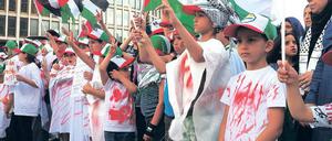 Düstere Symbolik. Blutig rot sahen die Hemden aus, in denen am Dienstag vor allem Frauen und Kinder gegen den Militäreinsatz im Gazastreifen demonstrierten. Verglichen mit einigen Protesten der vergangenen Tage ging es am Dienstag aber friedlich zu.