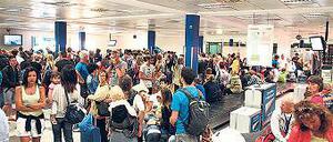 Zeit, dass sich was dreht. Flughafen Schönefeld, kurz vor Mitternacht.