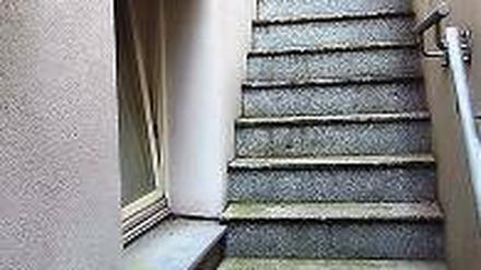 Grün. Auch die Treppe hinab zur Wohnung ist ziemlich mitgenommen.