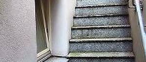 Grün. Auch die Treppe hinab zur Wohnung ist ziemlich mitgenommen.