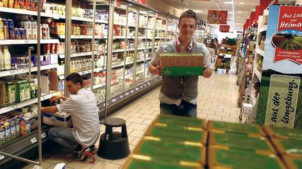Exoten. Azubis bei Rewe in der Breiten Straße. Vor allem im Handel und im Dienstleistungssektor fehlen laut IHK Bewerber.