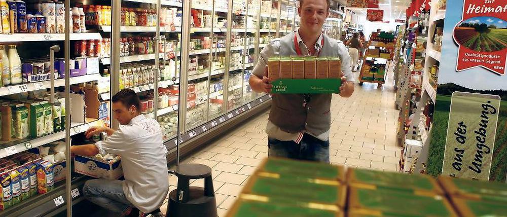 Exoten. Azubis bei Rewe in der Breiten Straße. Vor allem im Handel und im Dienstleistungssektor fehlen laut IHK Bewerber.
